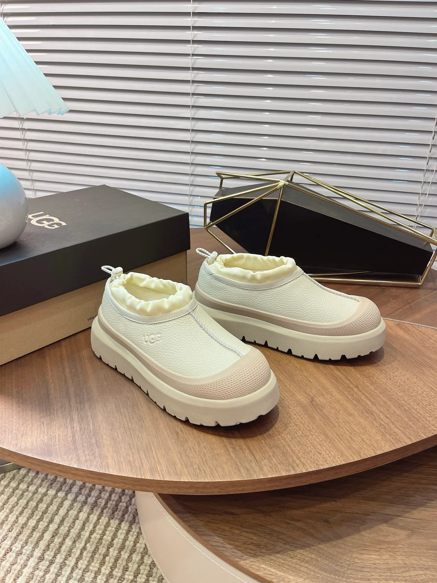 [UGG] P: 520💰 Couple shoes Size: 35-44 [Wang Yibo's same style] UGG2025 new winter style Tasman fashion shoes for men and women 1144096 Ugg new fur shoes for autumn and winter, snow boots, same style for men and women ~ Handsome slip-on, lazy shoes, super easy to put on and take off ~ Suede cowhide fabric ~The soles are molded from original soles, not cheap rubber foam, but made of modern material. The characteristics of this material are that it is light, wear-resistant and non-slip. The outsole has a clear logo imprint, which is comparable to that of a store~